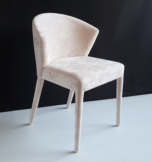 Стул с обтянутыми ножками