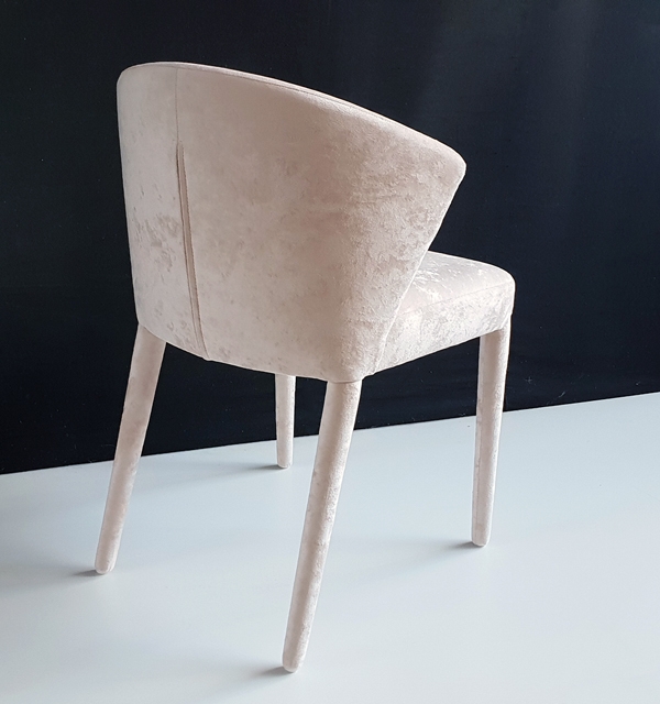 Стул с ножками в ткани