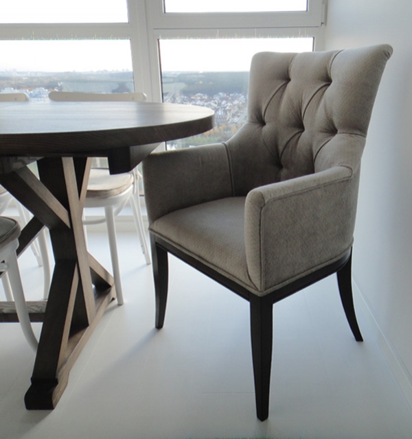 Стул с подлокотниками