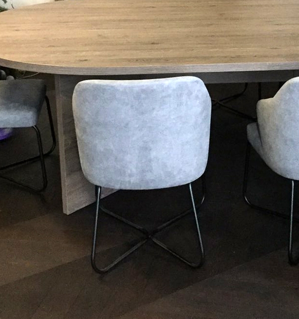 Стул с металлическими ножками