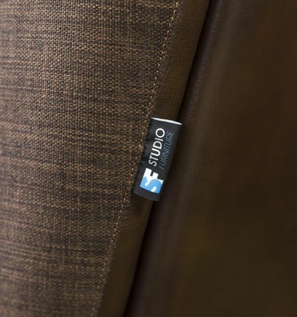 Логотип Studio Furniture в подлокотнике