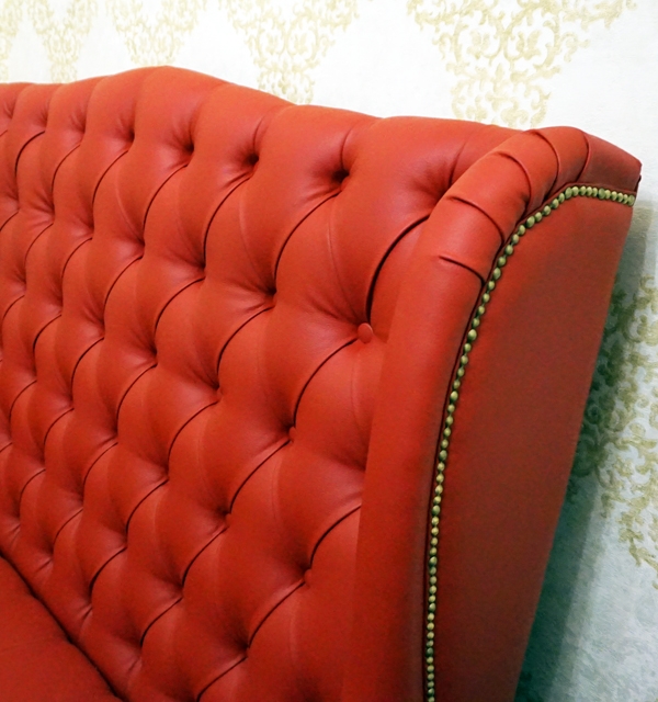 Диван с гвоздиками