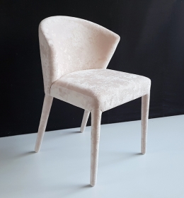 Стул с обтянутыми ножками