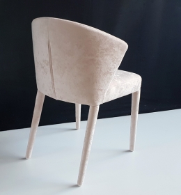 Стул с ножками в ткани