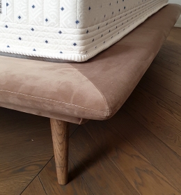 Кровать на высоких ножках