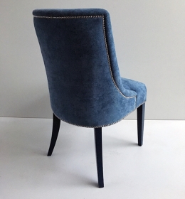 Стул с гвоздиками