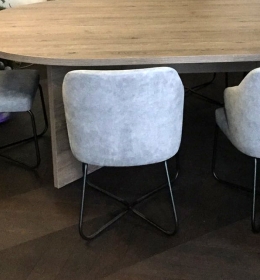 Стул с металлическими ножками