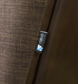 Логотип Studio Furniture в подлокотнике