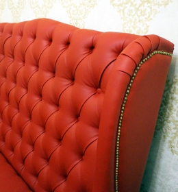 Диван с гвоздиками