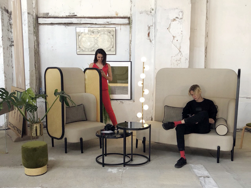 Девушка в красном