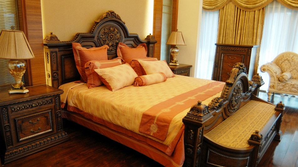 Кровать из натуральной древесины.