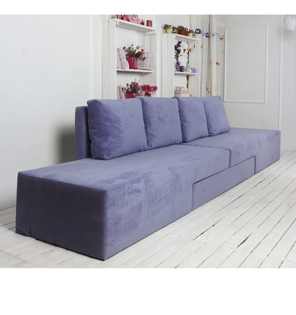 Раздвижной дизайнерский диван-кровать.