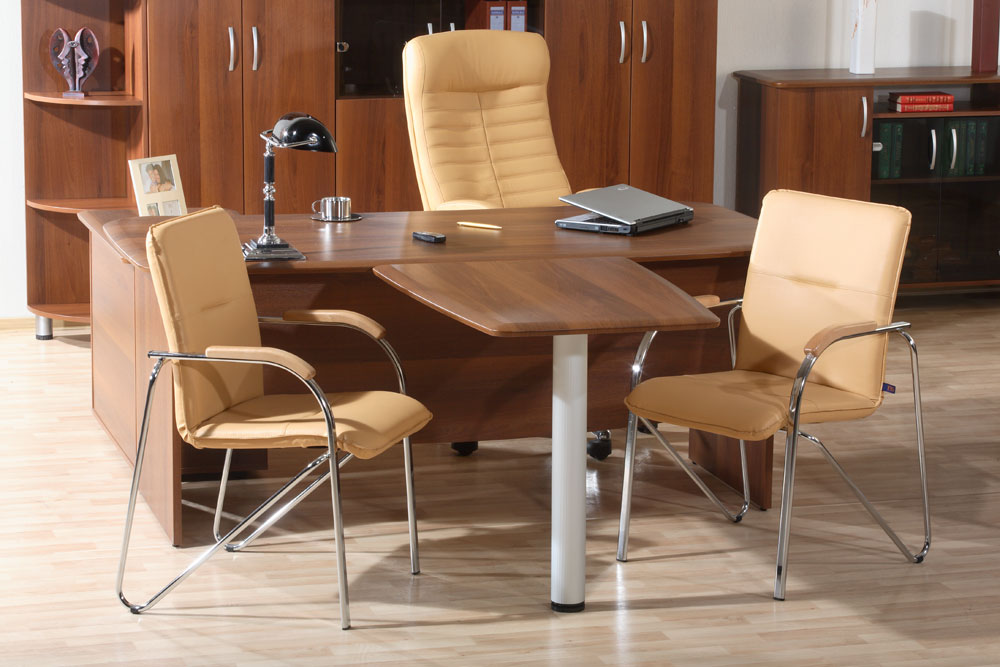 Кресла в кабинете руководителя.
